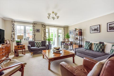 8 Oaklands, Haslemere, GU27 3RD