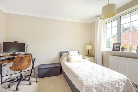 8 Oaklands, Haslemere, GU27 3RD