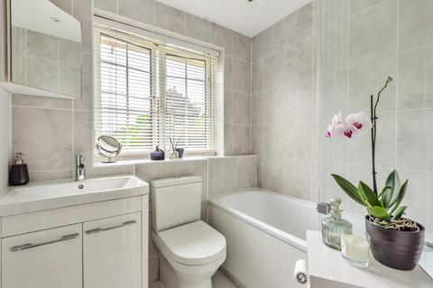 8 Oaklands, Haslemere, GU27 3RD