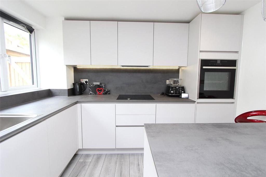 Laurel Close, LeighonSea, SS9 2 bed apartment £1,595 pcm (£368 pw)