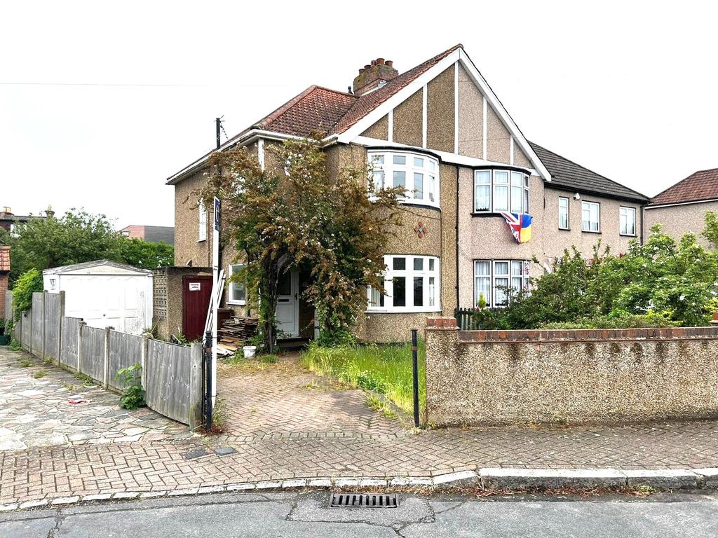 Bradford Close, Bromley, Kent, BR2 3 bed semidetached house £500,000