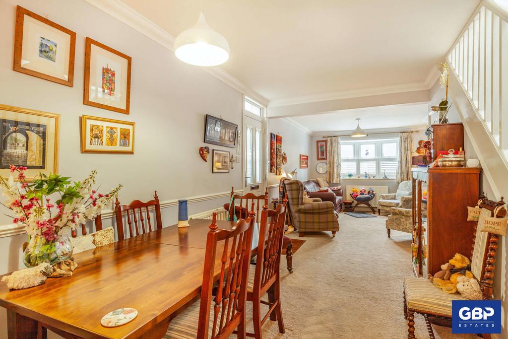 Street, Romford 2 bed semidetached house £400,000