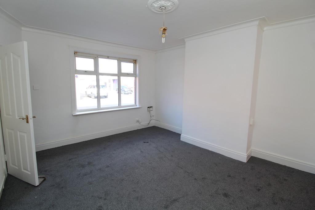 83 Aintree Road 2 bed end of terrace house £595 pcm (£137 pw)