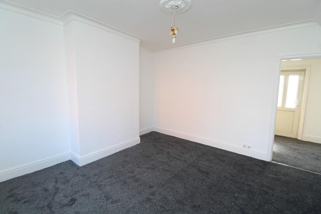 83 Aintree Road 2 bed end of terrace house £595 pcm (£137 pw)