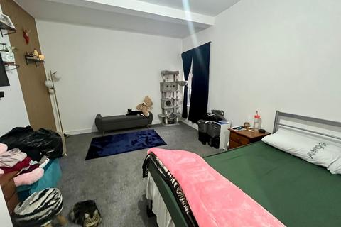 1 bedroom in a house share to rent, Grove Road, Hounslow