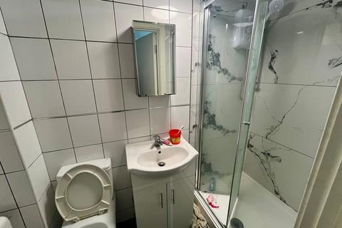 1 bedroom in a house share to rent, Grove Road, Hounslow