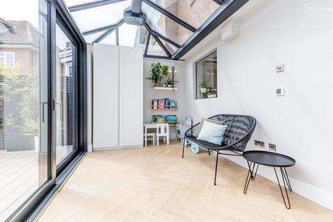 1 Alexandra Mews, London, N2 9HA