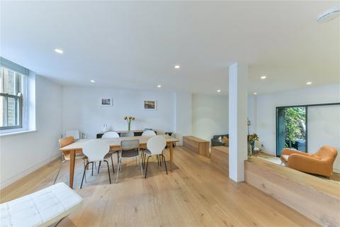 4 bedroom mews to rent, Brownlow Mews, London