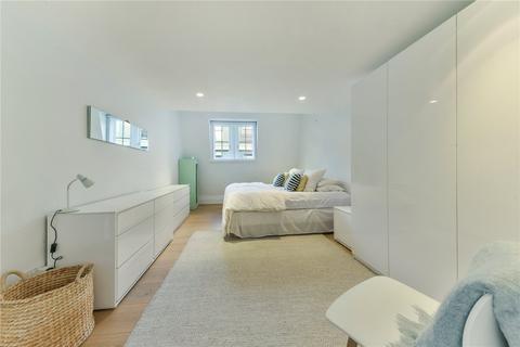 4 bedroom mews to rent, Brownlow Mews, London