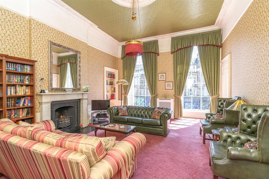 30/1 Haddington Place, Edinburgh, EH7 3 bed flat £425,000
