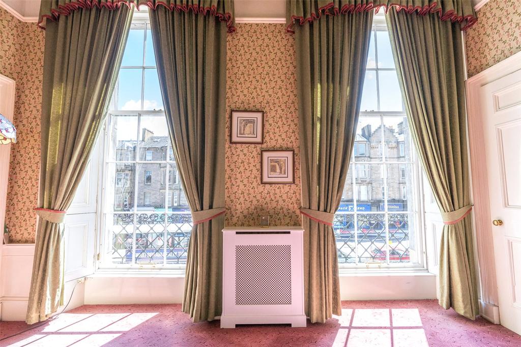 Lounge Windows