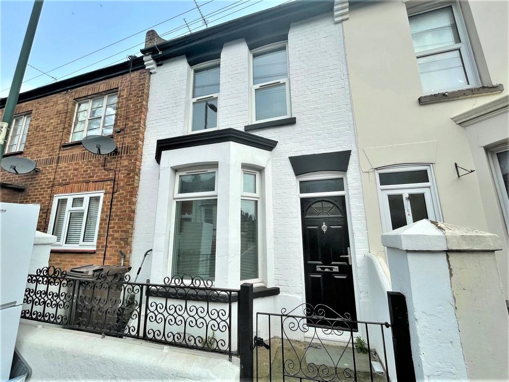 Balmoral Road, Gillingham, Kent 3 bed terraced house £1,200 pcm (£277 pw)