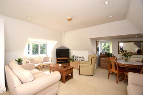 2 bedroom apartment for sale, Round Oak Road, Weybridge, KT13