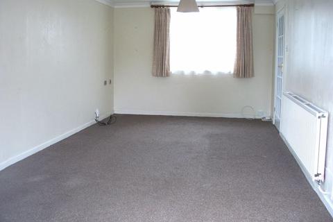 3 bedroom end of terrace house to rent, Manor Drive, Horley
