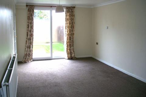 3 bedroom end of terrace house to rent, Manor Drive, Horley