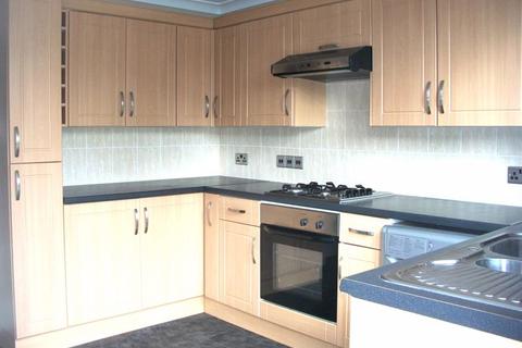 3 bedroom end of terrace house to rent, Manor Drive, Horley