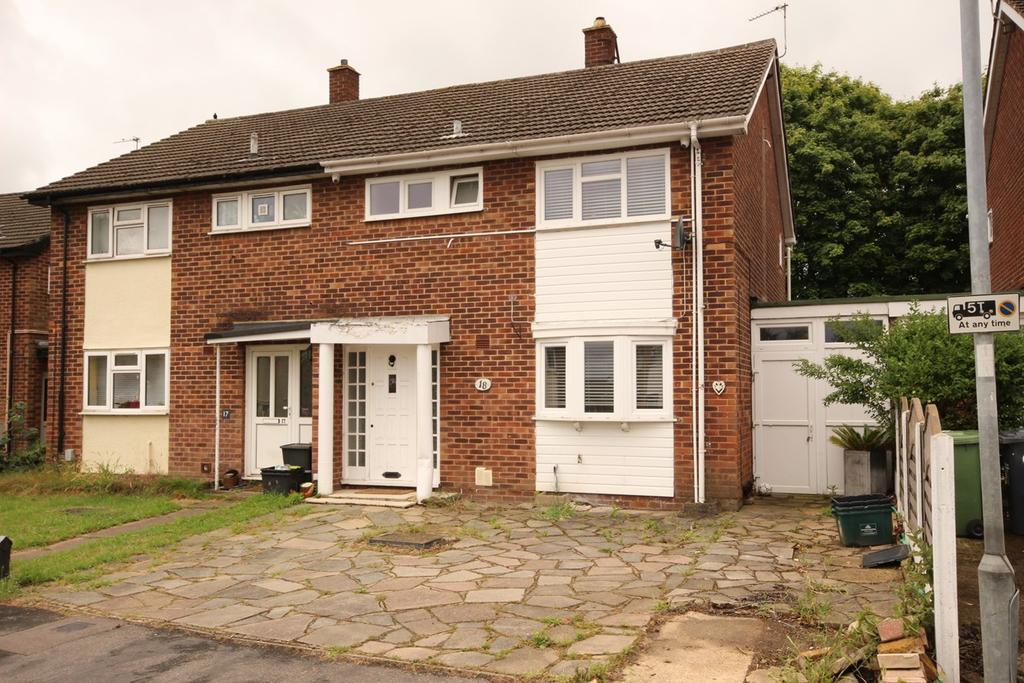 Saffron Close, Hoddesdon, EN11 3 bed semidetached house £1,450 pcm (£335 pw)