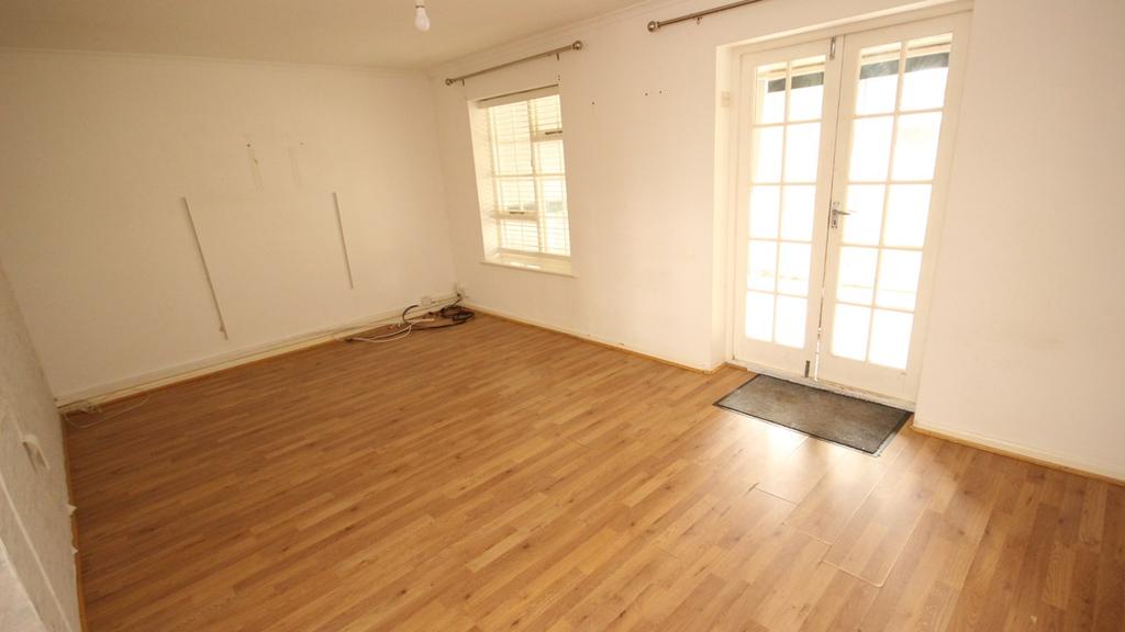 Saffron Close, Hoddesdon, EN11 3 bed semidetached house £1,450 pcm (£335 pw)