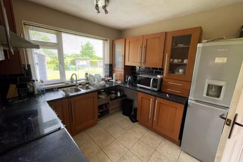 3 bedroom semi-detached house to rent, Pateley Crescent, Huddersfield