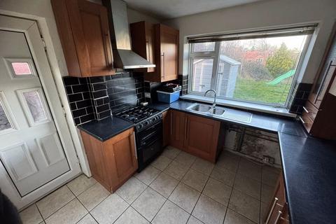 3 bedroom semi-detached house to rent, Pateley Crescent, Huddersfield