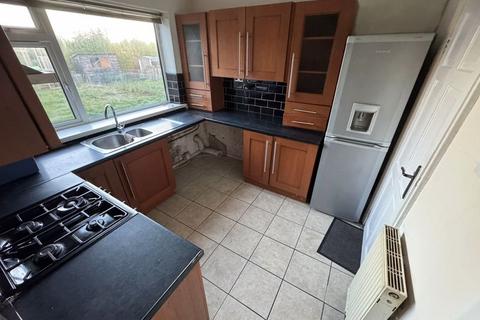 3 bedroom semi-detached house to rent, Pateley Crescent, Huddersfield