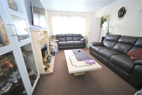 3 bedroom semi-detached house to rent - Hall Close, Stanford-le-Hope, Essex, SS17