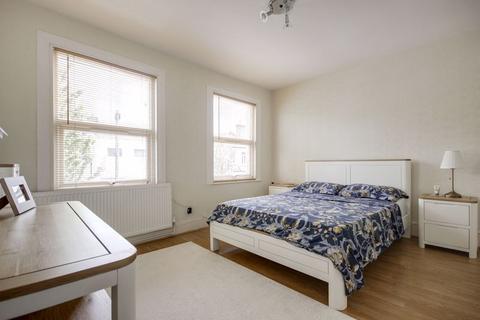 2 bedroom terraced house for sale, Tramway Avenue, London