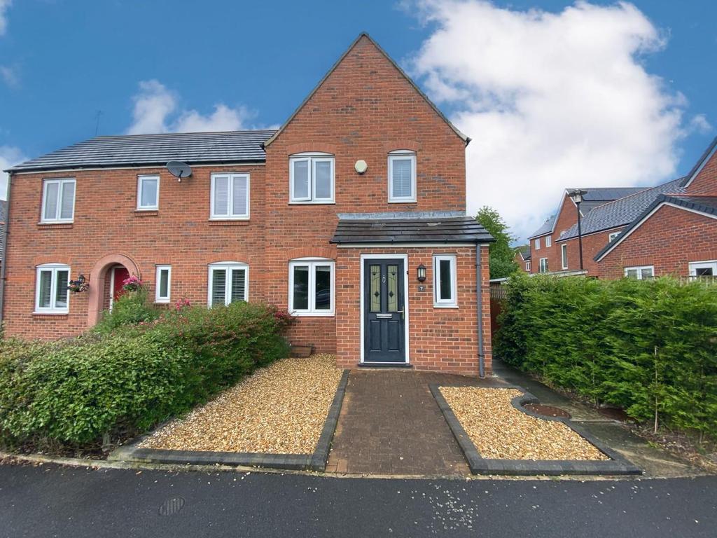 Little Overwood, West Timperley, Altrincham 2 bed house £1,295 pcm (£