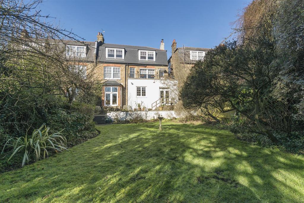Garden Apartment, Kidderpore Gardens, Hampstead, NW3 3 bed flat for