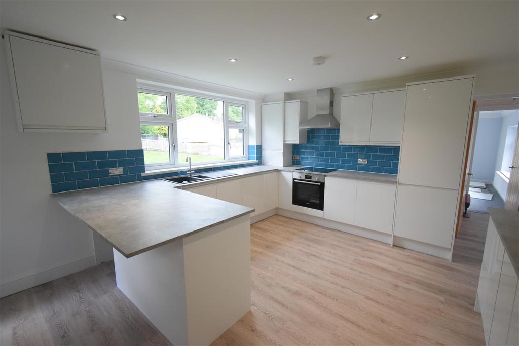 Tower Road South, Bristol 3 bed detached bungalow £1,600 pcm (£369 pw)