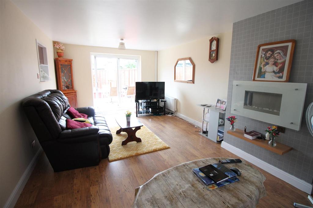 Hemans Road, Daventry 4 bed house £270,000