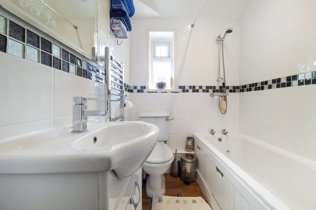 13 Bathroom-0.jpg