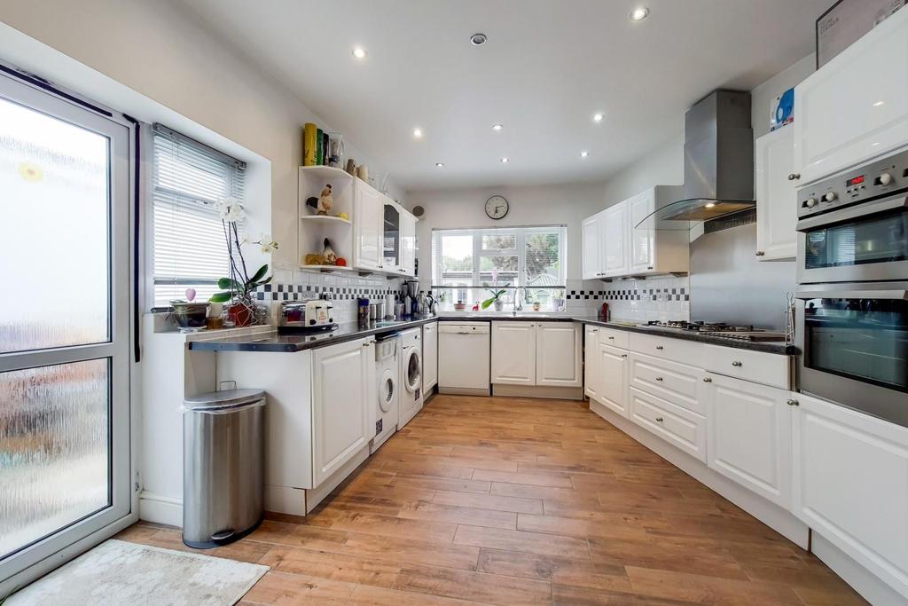 5 Kitchen-0.jpg