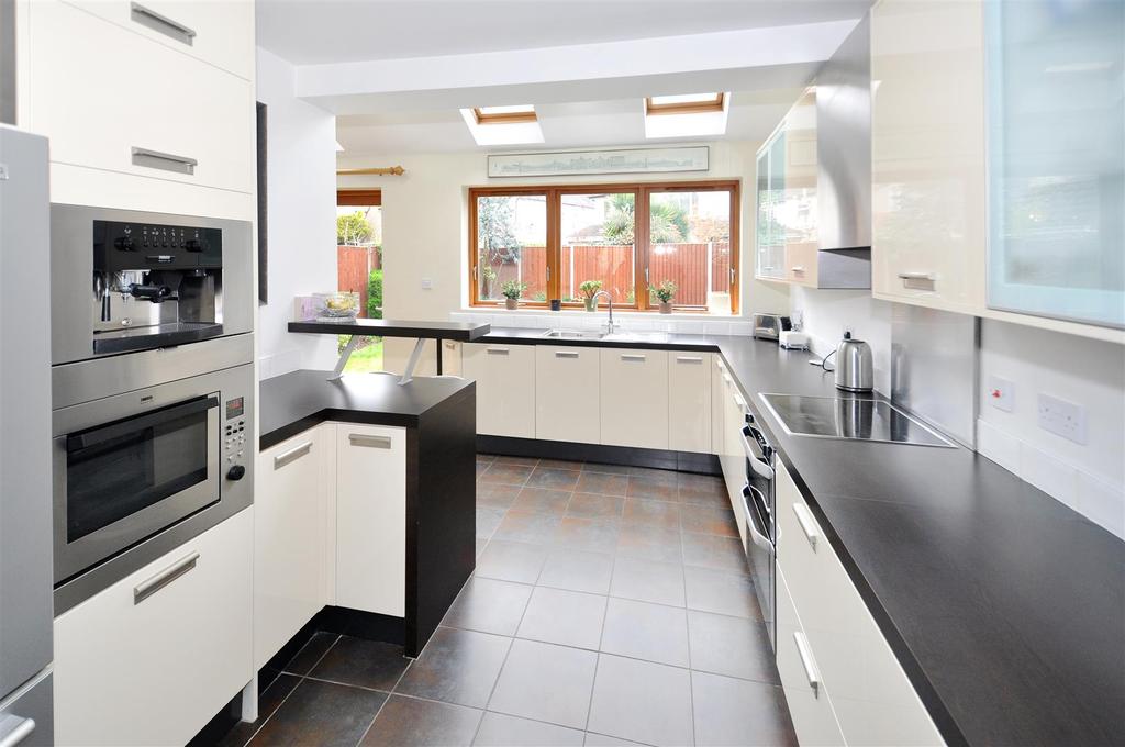 Stoneleigh Avenue, Earlsdon, Coventry 4 bed semidetached house for