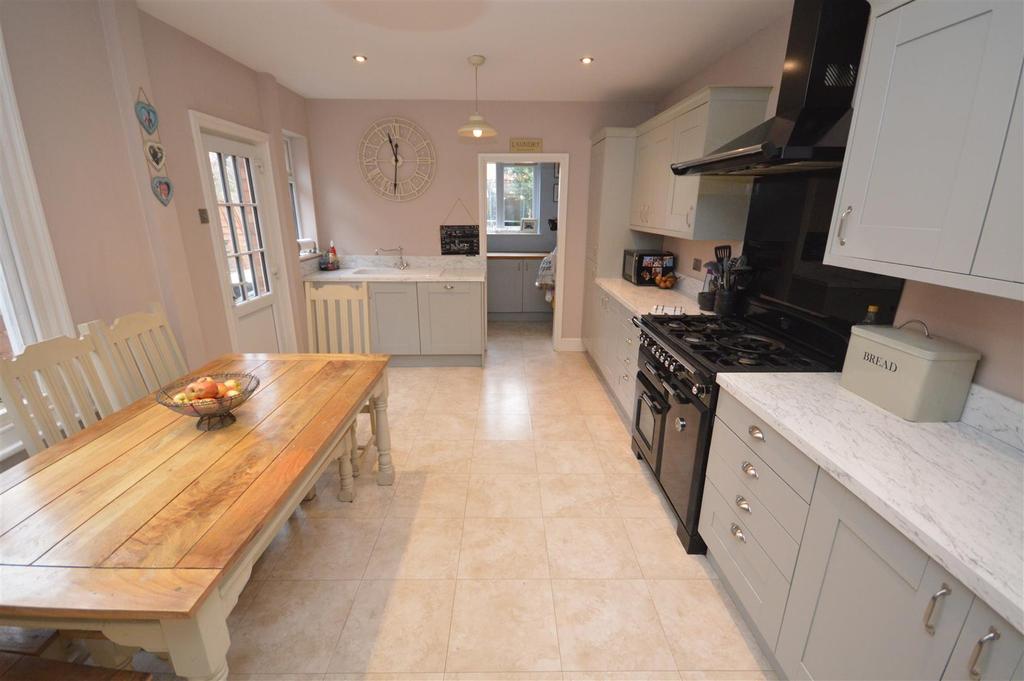 Spacious Kitchen/Breakfast Room