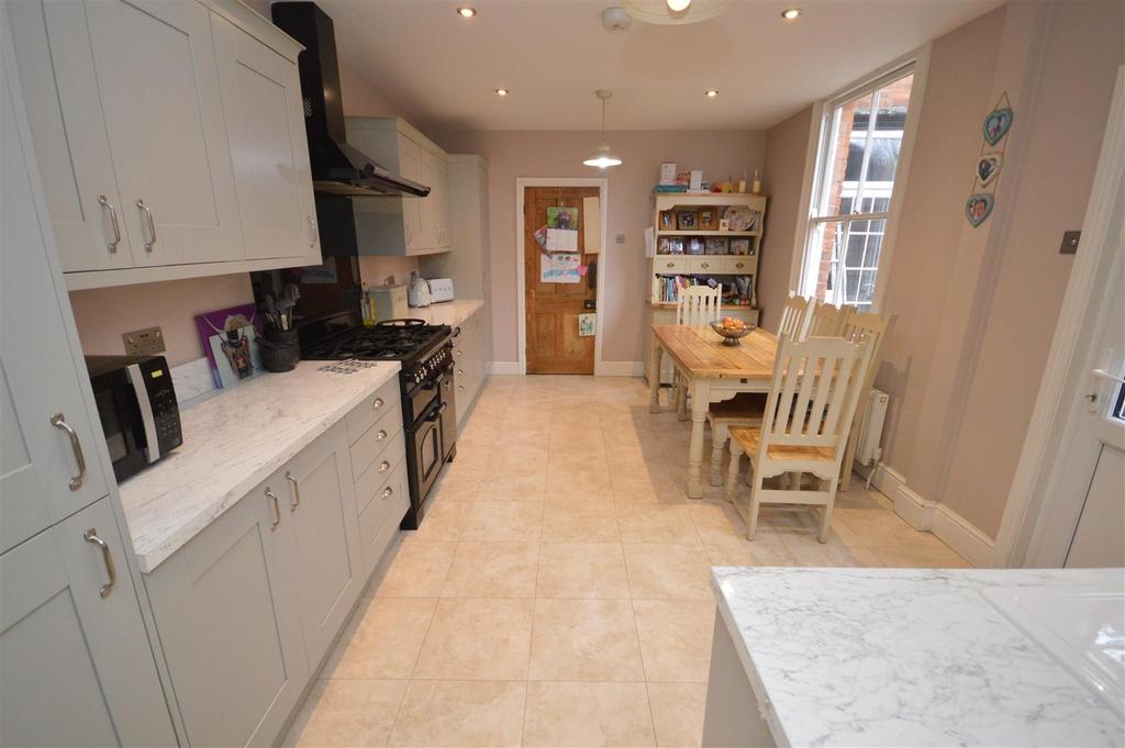 Spacious Kitchen/Breakfast Room