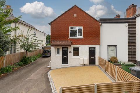First Floor Flat, Dial Cottage Epsom Road, Epsom, KT17 1JL