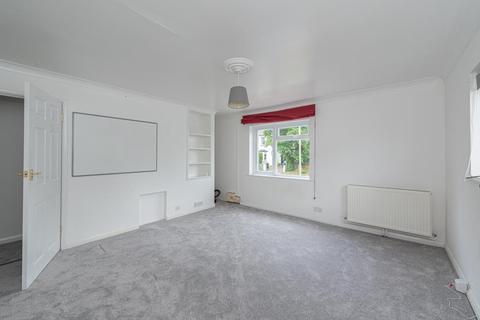 First Floor Flat, Dial Cottage Epsom Road, Epsom, KT17 1JL