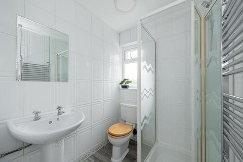First Floor Flat, Dial Cottage Epsom Road, Epsom, KT17 1JL