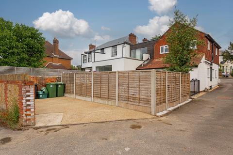 First Floor Flat, Dial Cottage Epsom Road, Epsom, KT17 1JL