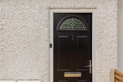 First Floor Flat, Dial Cottage Epsom Road, Epsom, KT17 1JL