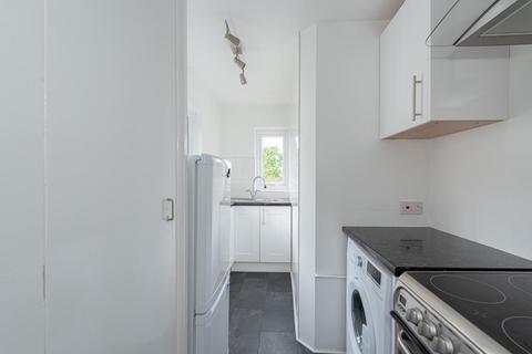 First Floor Flat, Dial Cottage Epsom Road, Epsom, KT17 1JL