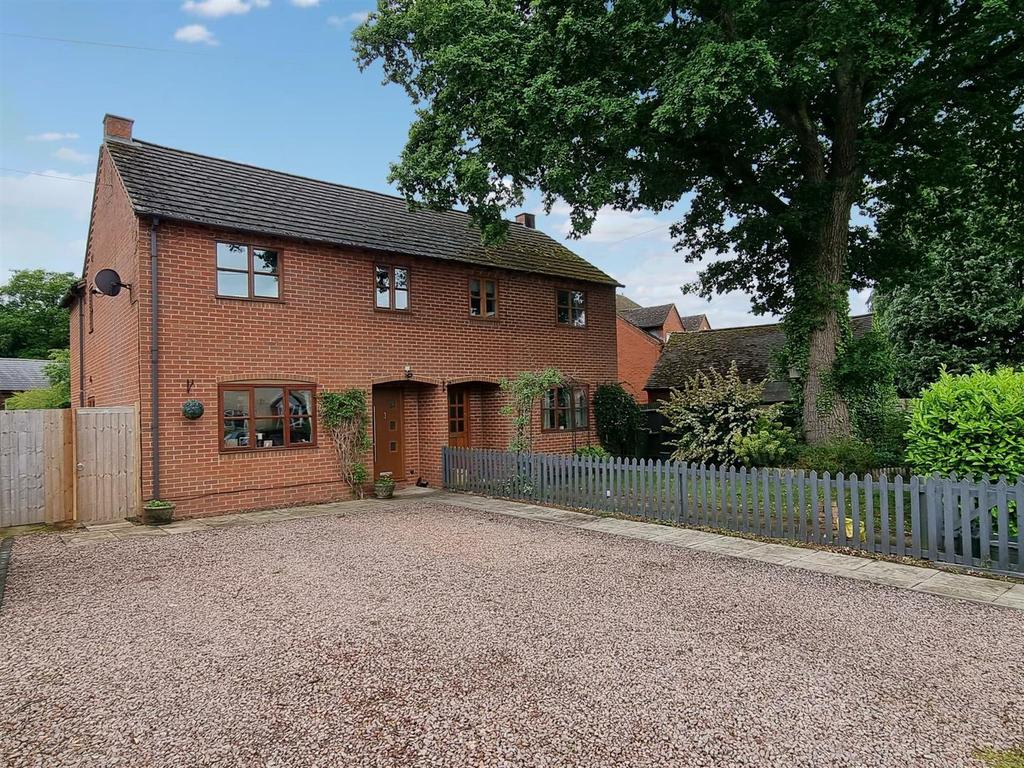 Sandfields, Bromsberrow Heath, Ledbury 3 bed semidetached house for