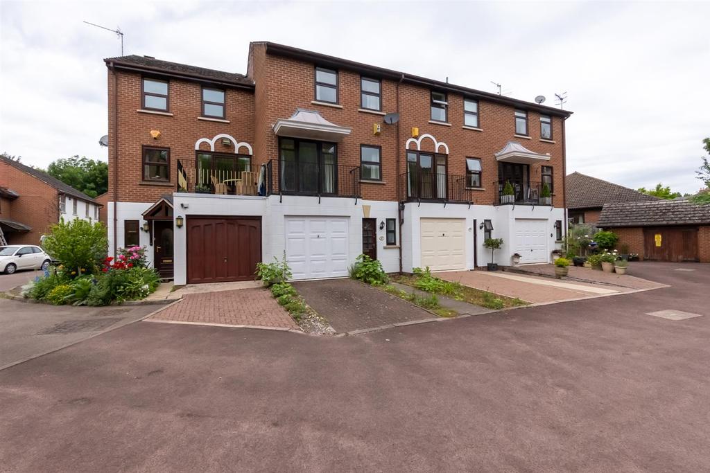 Saffron Walk, StratfordUponAvon 3 bed terraced house £400,000