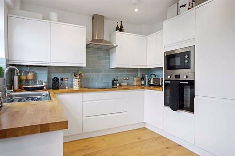 28 Thakeham Close, London, SE26 6HN