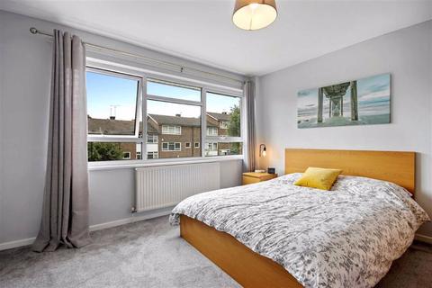 28 Thakeham Close, London, SE26 6HN