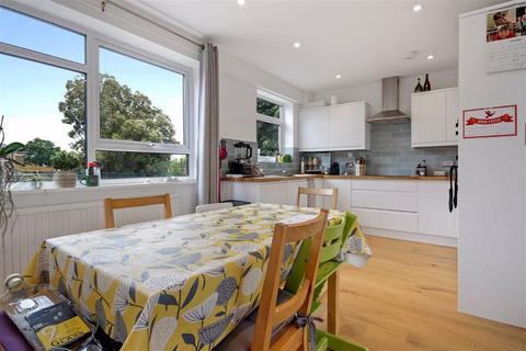 28 Thakeham Close, London, SE26 6HN
