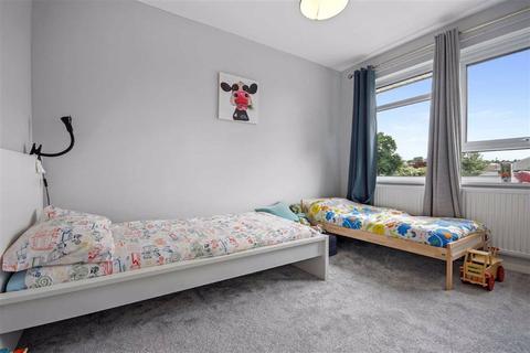 28 Thakeham Close, London, SE26 6HN