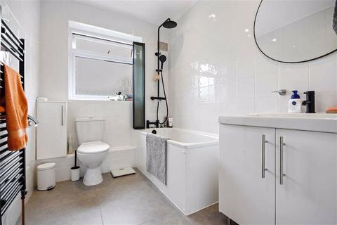 28 Thakeham Close, London, SE26 6HN