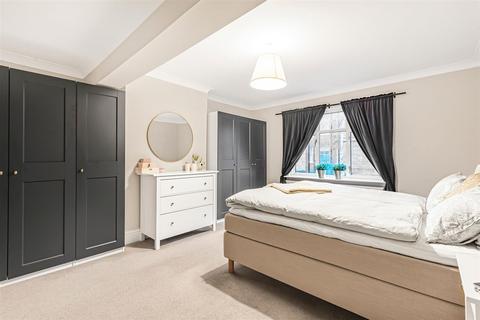 4 bedroom end of terrace house to rent, Clavering Avenue, Barnes, SW13